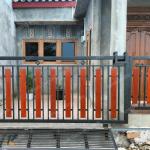 PAPAN PAGAR RUMAH KAYU BENGKIRAI MEMPESONA