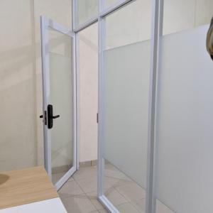 Partisi Pintu Jendela Aluminium Kaca Sekat Ruangan Ruko Kantor