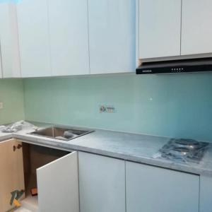 backdrop kitchen set kaca backsplash kitchen set warna putih